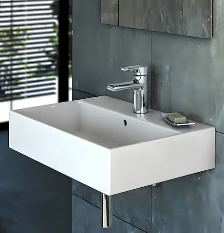 Bijeli keramički viseći umivaonik Ideal Standard Strada 71x42 cm s otvorom za pro slavinu u sredini.