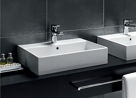 Bijeli keramički viseći umivaonik Ideal Standard Strada 71x42 cm s otvorom za pro slavinu u sredini.