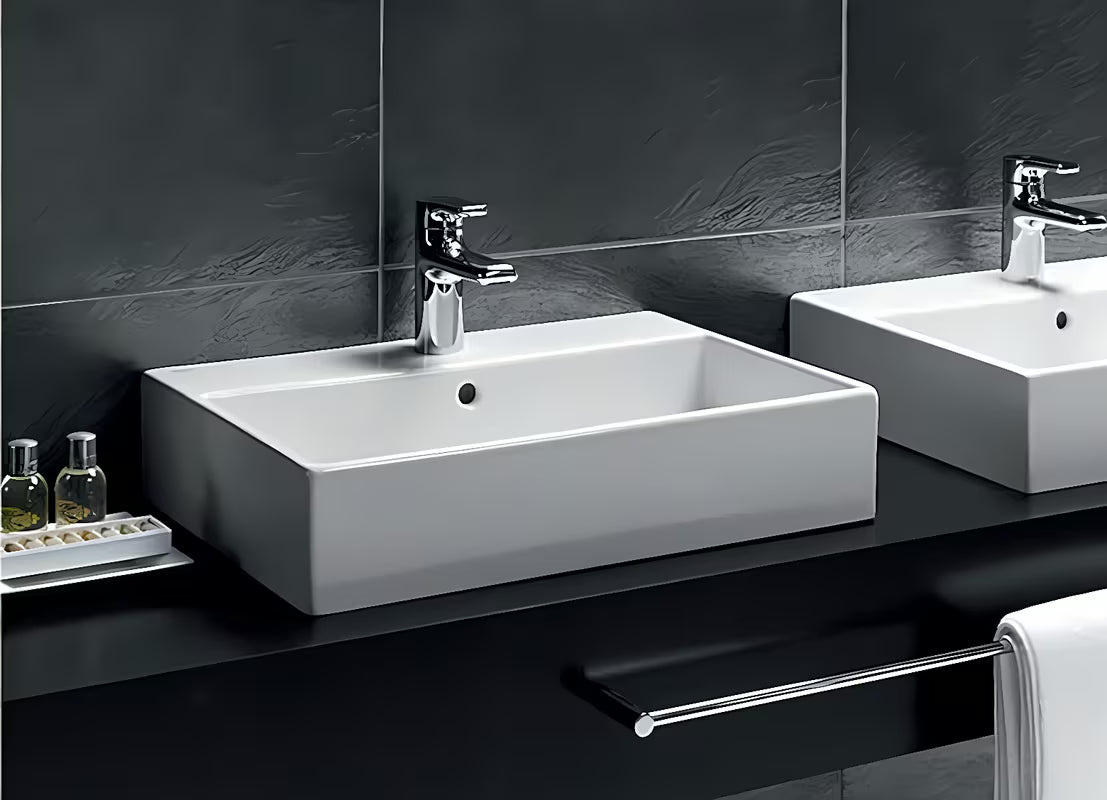 Bijeli keramički viseći umivaonik Ideal Standard Strada 71x42 cm s otvorom za pro slavinu u sredini.