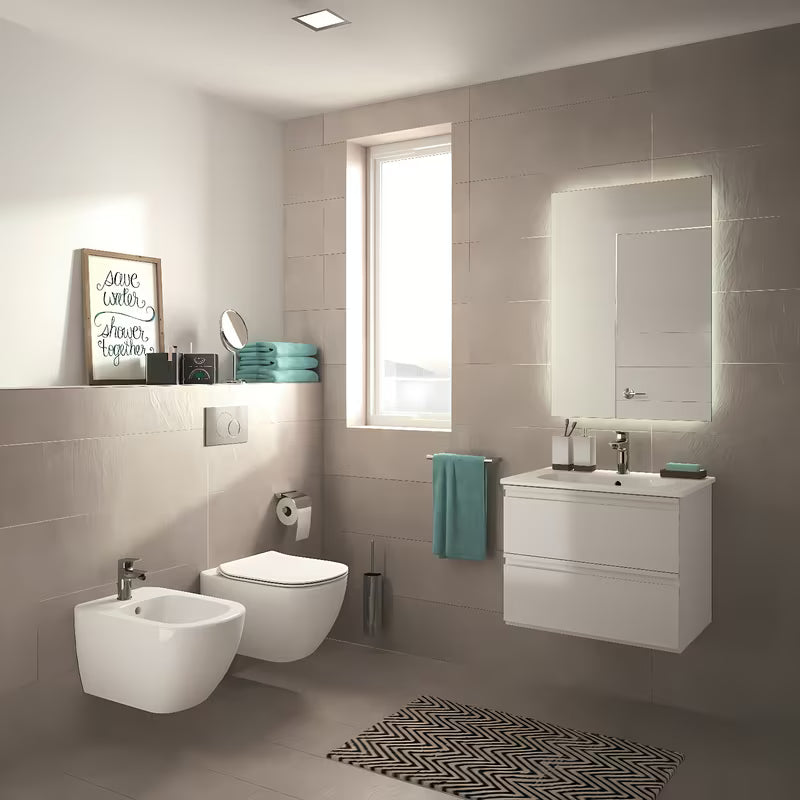 Bijeli viseća WC školjka Ideal Standard Tesi s tehnologijom AquaBlade i daskom sa soft Close