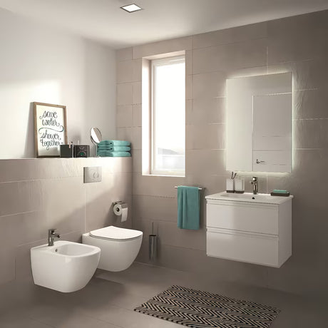 Bijeli viseća WC školjka Ideal Standard Tesi s tehnologijom AquaBlade i daskom sa soft Close