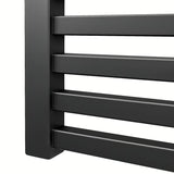 Kombinirani radijator Isan Quadrat u crnoj mat boji sa središnjim zidnim priključkom.