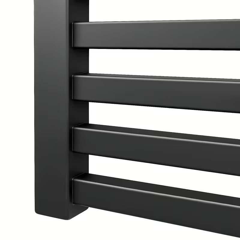 Kombinirani radijator Isan Quadrat u crnoj mat boji sa središnjim zidnim priključkom.