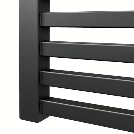 Kombinirani radijator Isan Quadrat u crnoj mat boji sa središnjim zidnim priključkom.