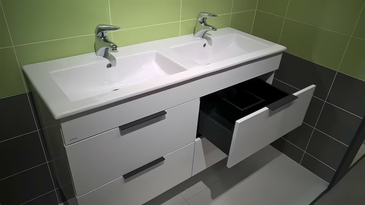 Bijeli viseća kupaonski ormarić Jika Plan s keramičkim dvostrukim umivaonikom i ladicama s punim izvlačenjem.