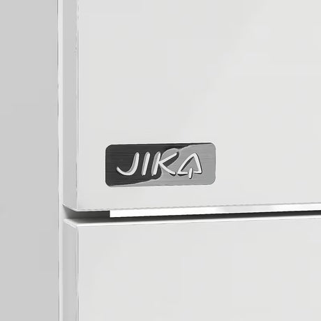 Bijeli viseća ormarić Jika Plan s keramičkim umivaonikom i ladicama s potpunim izvlačenjem.