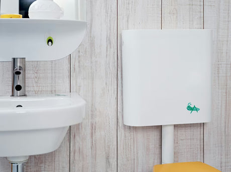 Bijeli vodokotlić za WC Jika od debelostijenske plastike s motivom skakavca