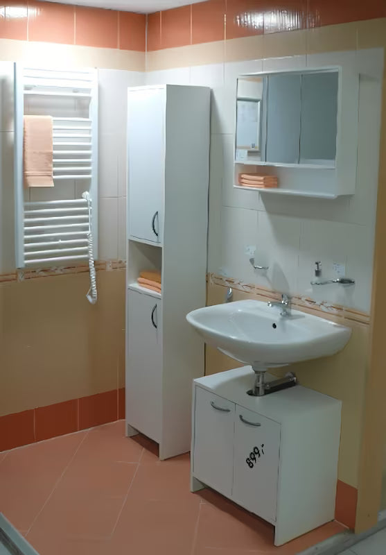 Bijela ormarić s ogledalom Jokey Lymo 58x49 cm sa zrcalnim vratima i unutarnjim policama