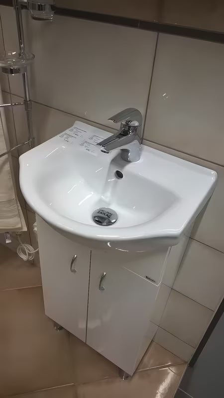 Bijela ormarić s umivaonikom Keramia Pro širine 43 cm, prikladna za manju kupaonicu.