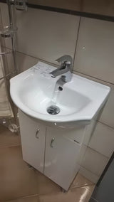 Bijela ormarić s umivaonikom Keramia Pro širine 43 cm, prikladna za manju kupaonicu.