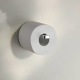 Kromirani zidni držač toaletnog papira Keuco Moll jednostavnog elegantnog dizajna.