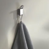 Kromirani zidni kukica Keuco Moll prikladan za ručnik ili ogrtač.