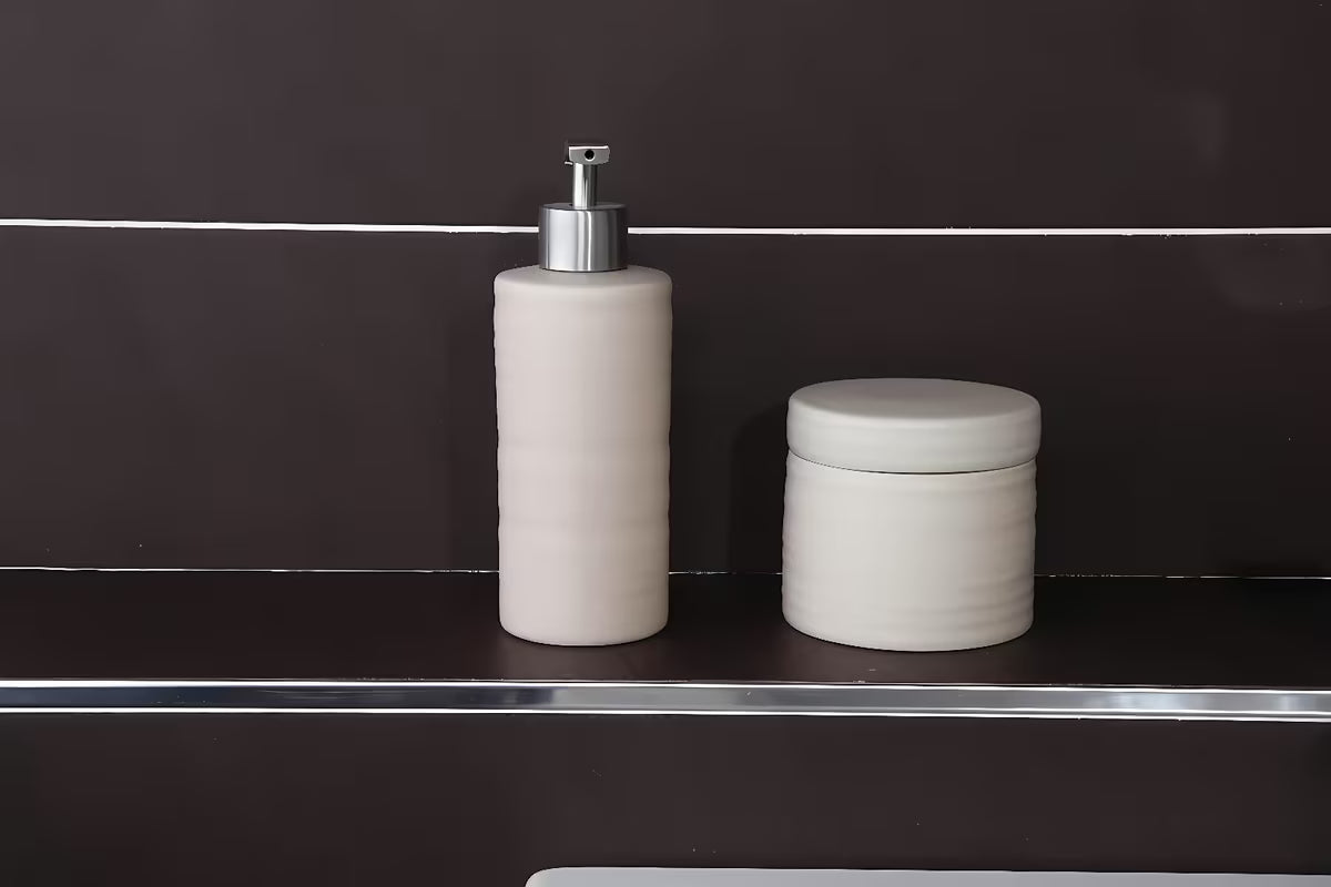 Samostojeći  dozator za tekući sapun Kleine Wolke Sahara u bež boji s modernim dizajnom.