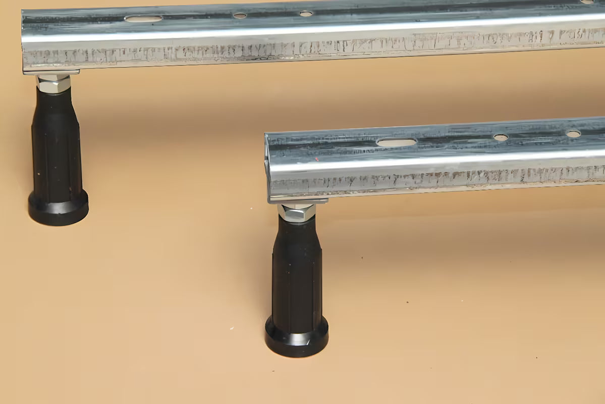 Podesive nožice za kadu pro za akrilne kade SAT i Laguna s podešavanjem visine 80–195 mm.