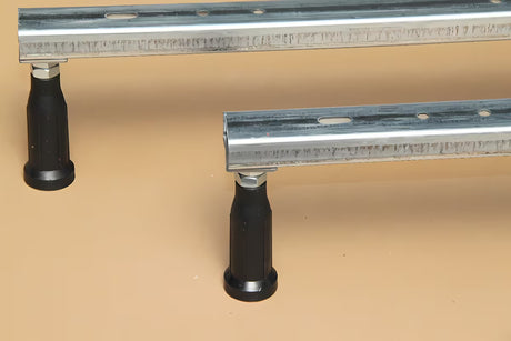 Podesive nožice za kadu pro za akrilne kade SAT i Laguna s podešavanjem visine 80–195 mm.