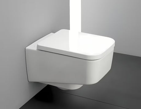Bijele WC daska Laufen Pro od duroplasta s poklopcem i tehnologijom soft Close pro sporog spuštanja.