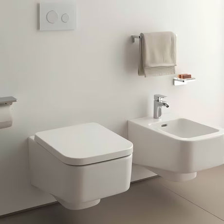 Bijeli viseća WC školjka Laufen Pro S bezrubnom izvedbom bez sustava za ispiranje i četvrtastim dizajnom.