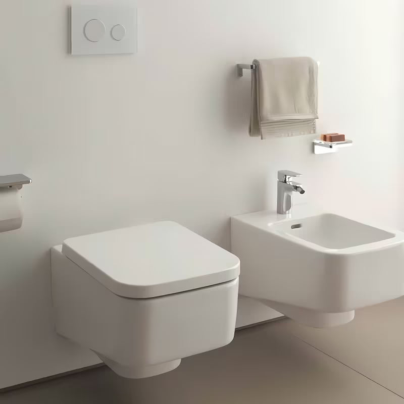 Bijeli viseća WC školjka Laufen Pro S bezrubnom izvedbom bez sustava za ispiranje i četvrtastim dizajnom.