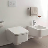 Bijele WC daska Laufen Pro od duroplasta pro za modernu kupaonicu.