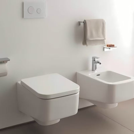 Bijele WC daska Laufen Pro od duroplasta pro za modernu kupaonicu.