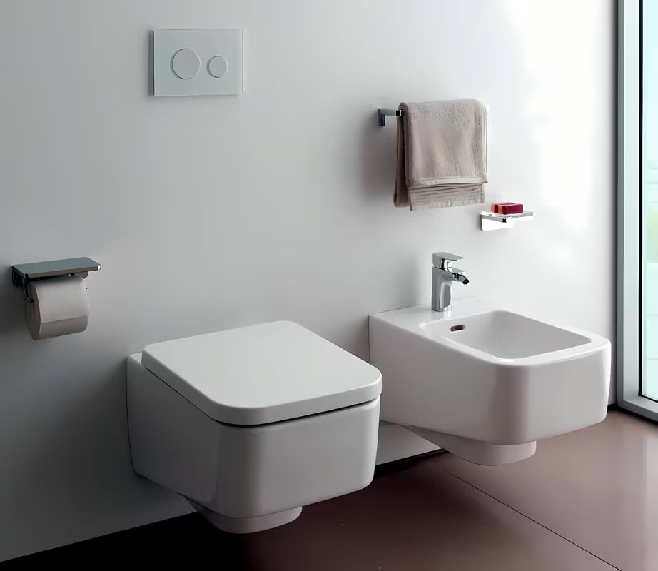 Bijele WC daska Laufen Pro od duroplasta s poklopcem i tehnologijom soft Close pro sporog spuštanja.