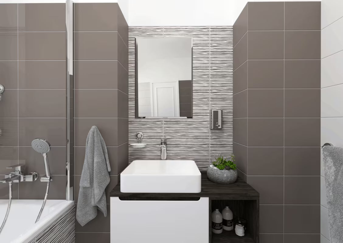 Elegantni zidni dozator sapuna Chrome od poliranog nehrđajućeg čelika zapremine 850 ml.