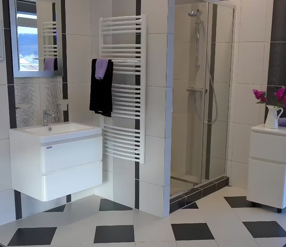 Bijeli lučni držač ručnika za kupaonski radijator Multi u izvedbi s dvostrukom ručkom