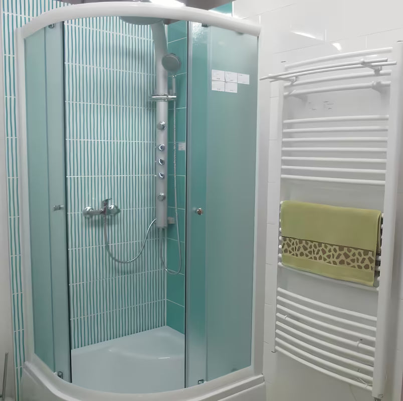 Bijeli zakrivljeni držač ručnika za kupaonski radijator Multi u izvedbi s dvostrukom ručkom