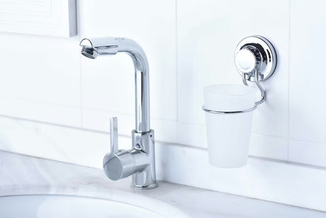 Multi Ecoloc držač četkica uključuje čašu u krom izvedbi s vakuumskom čašicom, bez bušenja.