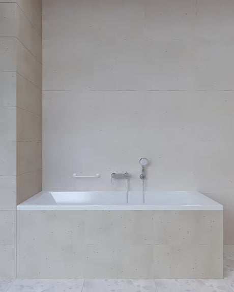 Bijeli zidni kupaonski ručka pro za sigurnije kretanje i lakše ustajanje iz kade ili s WC-a.