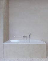 Bijeli zidni kupaonski ručka Multi od metala pro za sigurnije kretanje i lakše ustajanje.