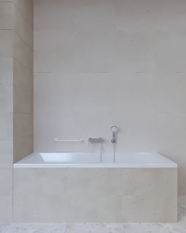 Bijeli zidni kupaonski ručka Multi od metala pro za sigurnije kretanje i lakše ustajanje.