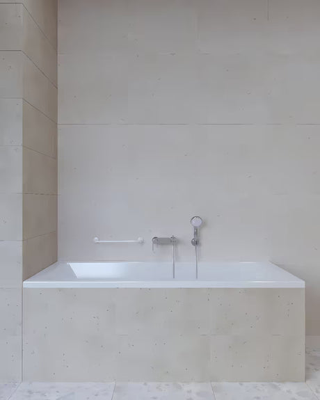 Bijeli zidni metalni ručka SIKO Multi za kupaonicu pro za sigurnije kretanje i lakše ustajanje.