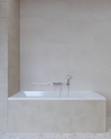 Bijeli zidni metalni ručka SIKO Multi za kupaonicu pro za sigurnije kretanje i lakše ustajanje.