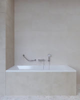 Kutne zidni ručka SIKO Multi Chrome od nehrđajućeg čelika s integriranom sapunjerom pro sigurnije kretanje u kupaonici.