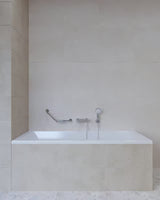 Kutne zidni ručka SIKO Multi Chrome od nehrđajućeg čelika s integriranom sapunjerom pro sigurnije kretanje u kupaonici.