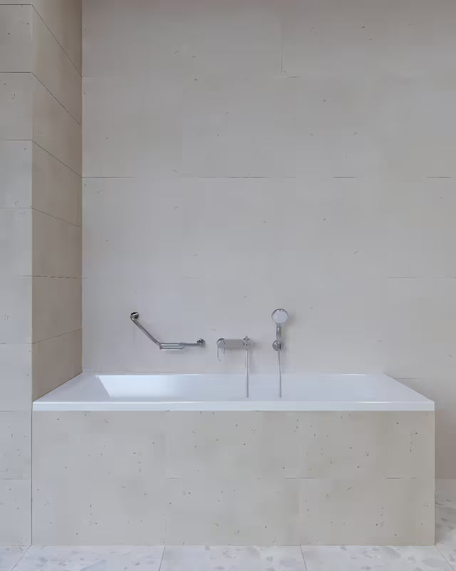 Kutne zidni ručka SIKO Multi Chrome od nehrđajućeg čelika s integriranom sapunjerom pro sigurnije kretanje u kupaonici.