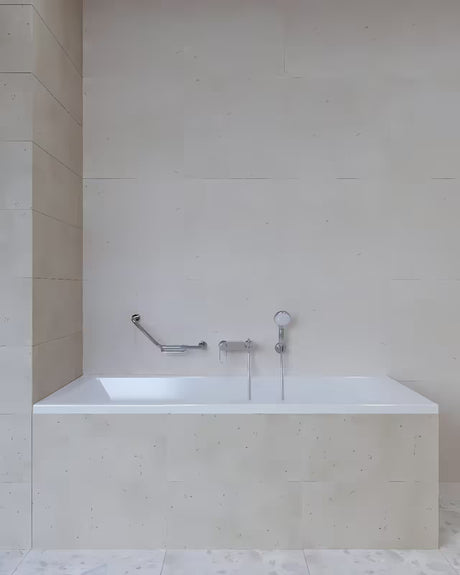 Kutne zidni ručka SIKO Multi Chrome od nehrđajućeg čelika s integriranom sapunjerom pro sigurnije kretanje u kupaonici.