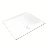 Bijeli dizajnerski sifon za tuš kadu s pokrivnom kapicom, koji ne strši iznad površine kade.