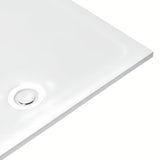 Bijeli dizajnerski sifon za tuš kadu s pokrivnom kapicom, koji ne strši iznad površine kade.