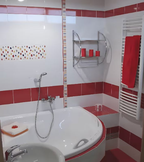 SIKO Multi zidna lučna polica s dozatorom, dvije razine i držač za ručnike u kromiranoj izvedbi.