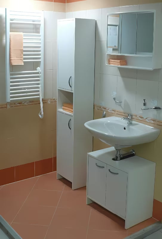 Visoka bijela kupaonski ormarić Multi Praxis od mat laminata s gornjim i donjim vratima