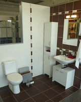 Visoka bijela kupaonski ormarić Multi Praxis od mat laminata s gornjim i donjim vratima