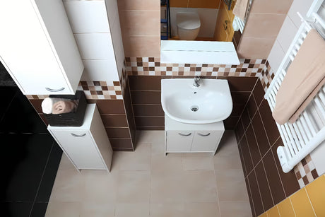 Bijela univerzalna ormarić ispod umivaonika Multi Praxis pro za prekrivanje sifona i odlaganje higijenskih potrepština.