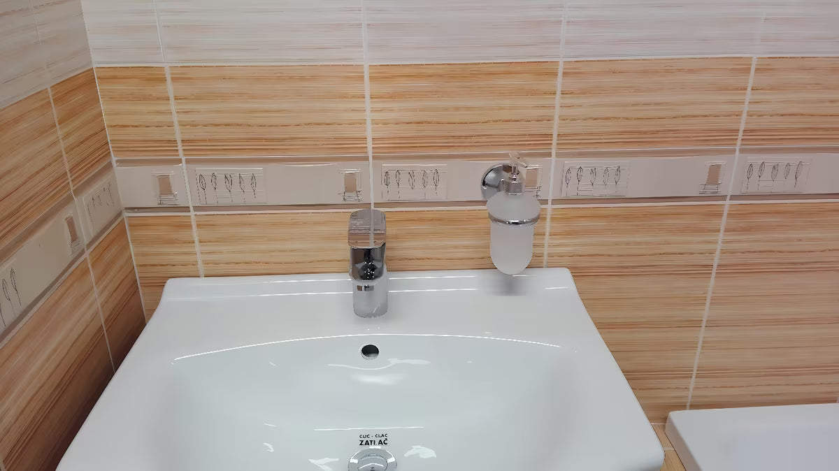 Elegantni dozator sapuna Multi Simple u izvedbi chrome pro za svakodnevnu upotrebu u kupaonici.