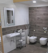 Elegantni na kotačima kupaonski kolica na kotačićima s četiri police u izvedbi Chrome.