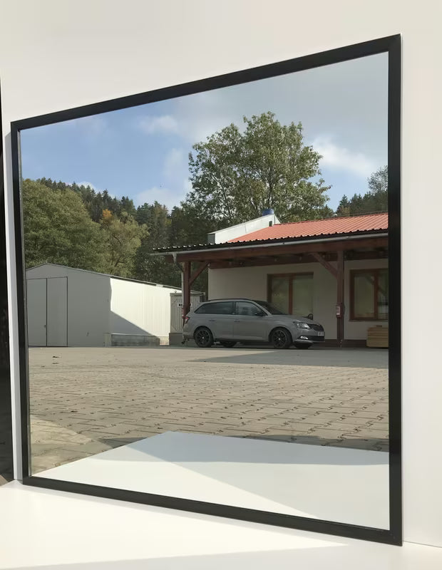 Kupaonsko ogledalo Naturel s crnim aluminijskim okvirom, dimenzije 80 x 80 cm.