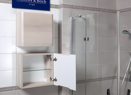 Viseća kupaonski ormarić Naturel Ancona u dekoru akacije s univerzalnim vratima i staklenom policom.