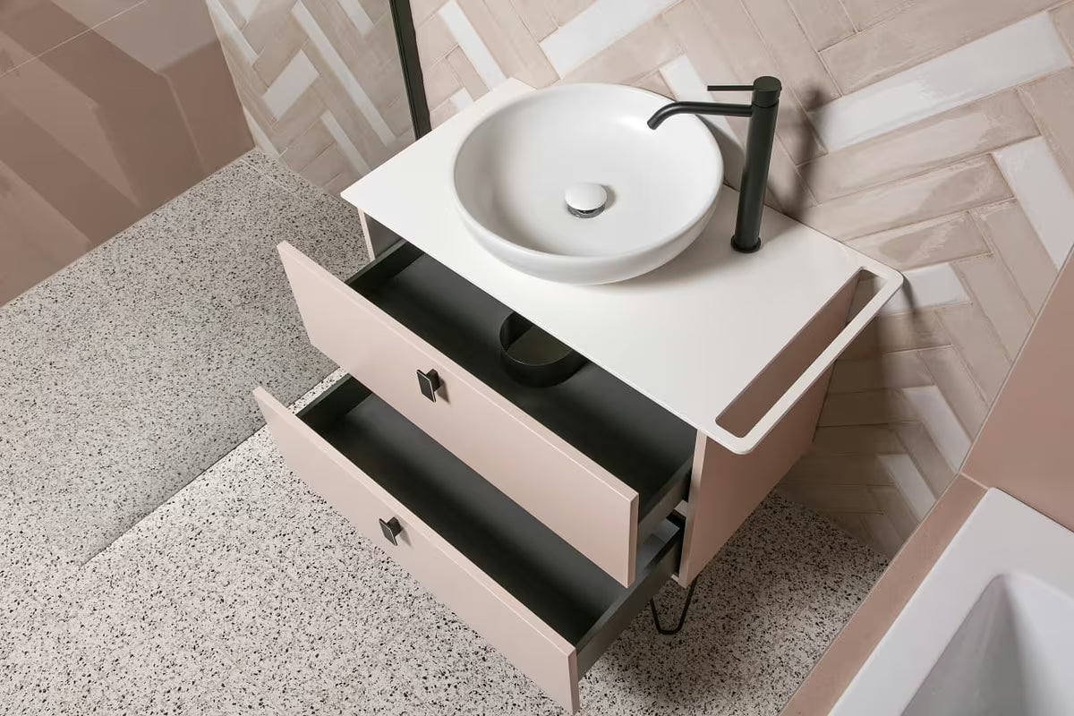 Naturel Art Deco ormarić ispod umivaonika na ploču u boji rose beige s crnim mat akcentima