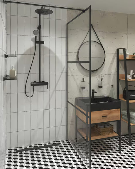 Stojeći regal Naturel Blackframe s crnim metalnim okvirom i MDF pločom u dekoru javora.